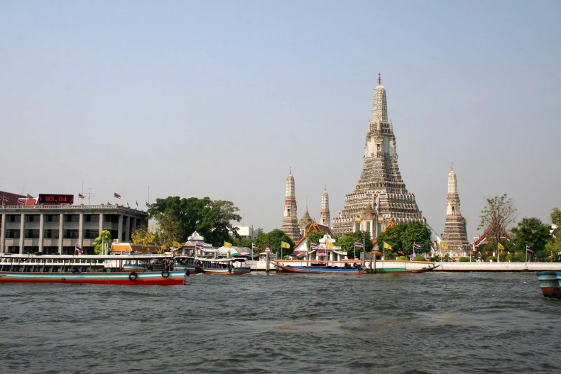 wat arun chao praya river